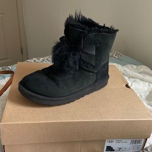 Short Black Uggs with Bow Balls